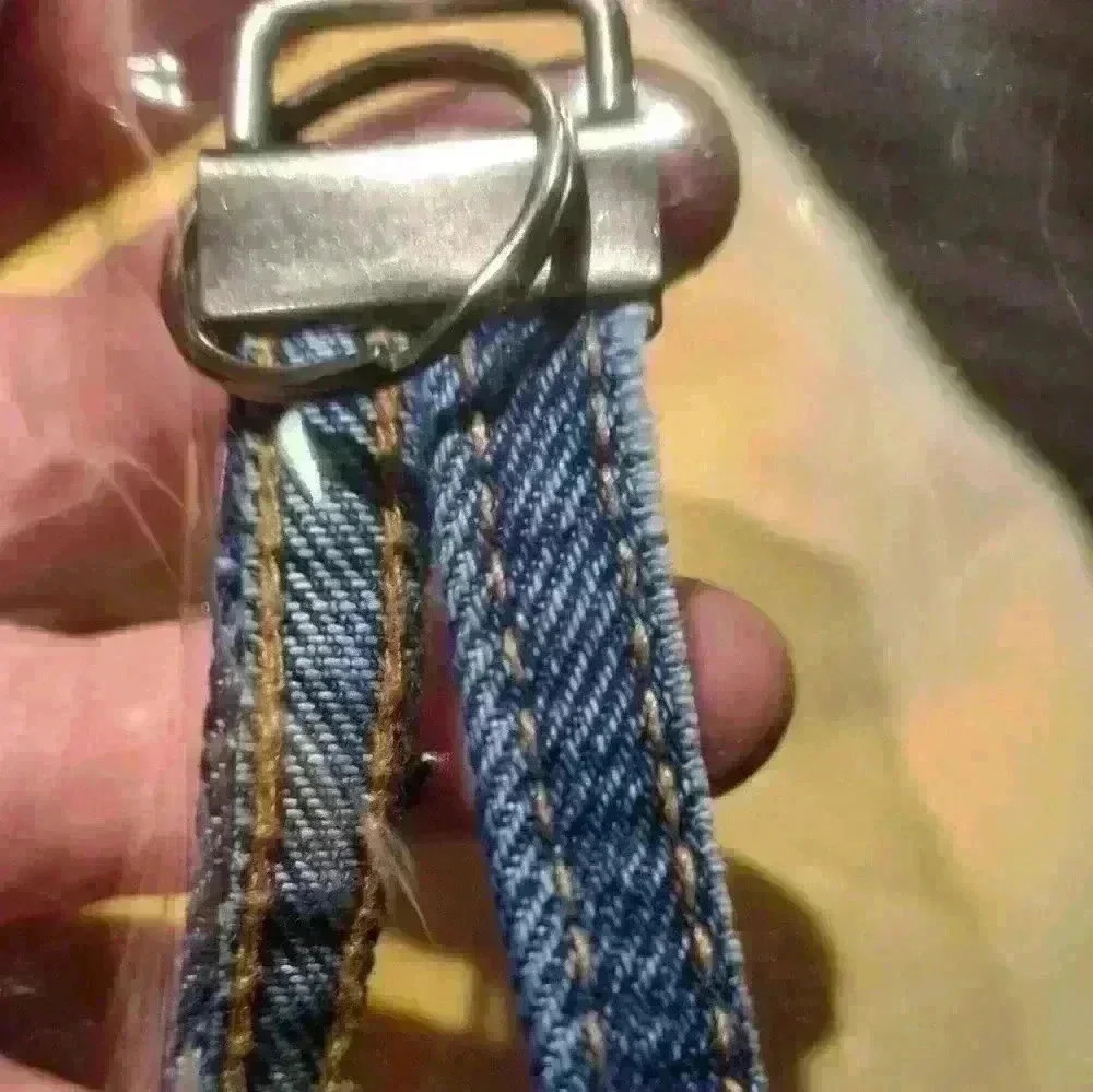 Denim keychain - Picture 2 of 3